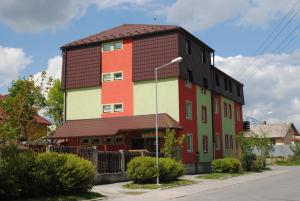 um edifício com um vermelho branco e verde em Penzión Slávia em Poprad