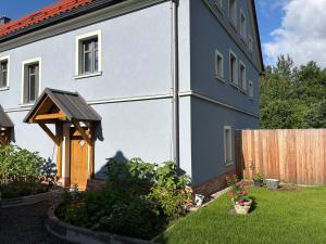 a house with a garden and a fence at Agroturystyka Muraszkowa Zagroda in Giebułtów