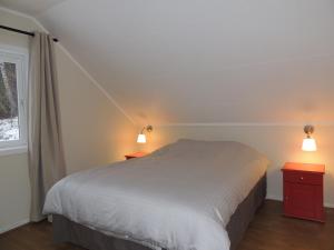 IsfjordenにあるTindelykkeのベッドルーム1室(ベッド1台、ナイトスタンド2台、窓付)