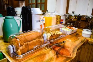 a table with two sandwiches on a cutting board at Hotel Planalto Serrano in Curitibanos