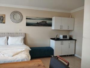 a small room with a bed and a microwave at Hill House butik in Istanbul