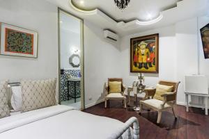 a bedroom with a bed and a table and chairs at Hotel Monaguillo de Getsemaní in Cartagena de Indias