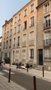 a building on the side of a city street at Cœur de Fontainebleau in Fontainebleau