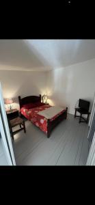 a bedroom with a bed and a table and a chair at Appartement Duplex Mezzanine Station Ski Valberg in Péone