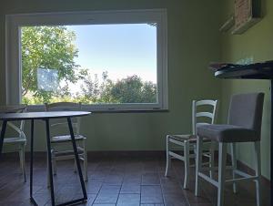 a room with a table and chairs and a window at Il Rifugio in Franciacorta in Erbusco