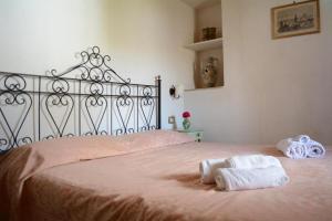 a bedroom with a bed with two towels on it at Casale Rocca Fiorita in Acate