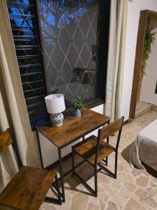 a table and chairs in a room with a window at casa luca in San José