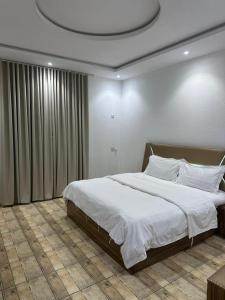 a bedroom with a large white bed with a round ceiling at جوهرة عسير in Abha