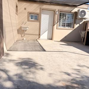 a building with a door and a sink in front of it at Tu lugar de descanso III in Federación