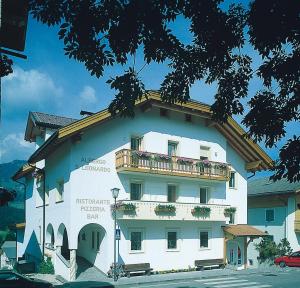 un edificio con un balcón en el lateral. en Hotel San Leonardo, en Badia