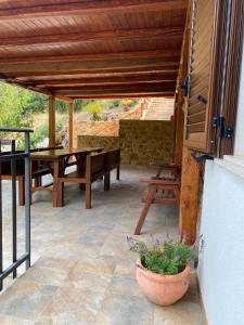 a patio with a table and a potted plant at Fuga dalla città in Aidone +13 photos