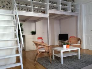 Zimmer mit einem Hochbett, einem Schreibtisch und einem Tisch in der Unterkunft Standard Apartment by Hi5 - Wesselényi 13 in Budapest