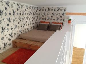 Een bed of bedden in een kamer bij Standard Apartment by Hi5 - Wesselényi 13