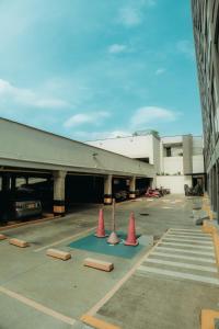 a parking lot with cones in front of a building at Modern, Fully Equipped and Cozy Loft in Cali