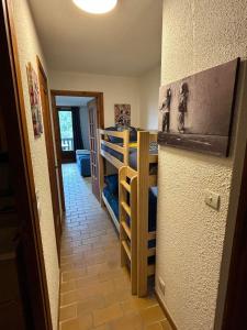 a hallway with a bunk bed in a room at Appartement 2 pièces La Colmiane in La Colmiane