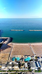 Luftaufnahme eines Strandes und des Meeres in der Unterkunft Hotel Sassonia in Fano