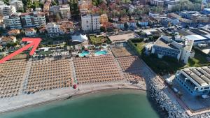 eine Luftaufnahme eines großen Gebäudes am Strand in der Unterkunft Hotel Sassonia in Fano