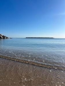 Blick auf das Meer vom Strand in der Unterkunft Hotel Sassonia in Fano + 9 Fotos