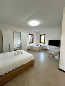 a bedroom with a bed and a tub and a desk at Puesta del Sol Roma in Rome