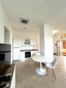 a kitchen with a table and chairs in a room at Puesta del Sol Roma in Rome
