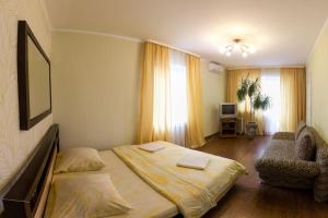 1 dormitorio con 1 cama, 1 silla y 1 ventana en Kyiv apartment on Derevlyanskaya street close to the downtown, en Kiev