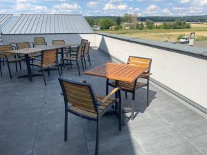 een rij tafels en stoelen op een dak bij Xerio Motel in Horn