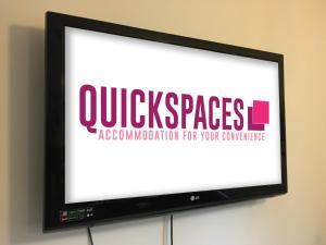 TV a/nebo společenská místnost v ubytování QuickSpaces Heart of the City