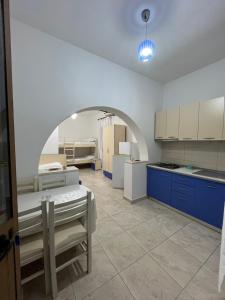 a kitchen with an archway in the middle of it at Zefigrillhouse in Tale