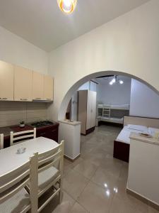 a kitchen with an archway in the middle of a room at Zefigrillhouse in Tale +14 photos