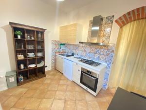 a kitchen with a stove and a counter top at La DISCOGRAFICA, Spaziosa per Gruppi e Famiglie, vicina al Parco Acquatico Leolandia in Trezzano Rosa +17 photos