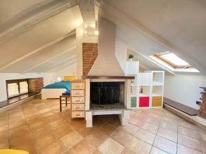 a living room with a fireplace in a attic at La DISCOGRAFICA, Spaziosa per Gruppi e Famiglie, vicina al Parco Acquatico Leolandia in Trezzano Rosa