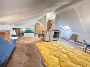 a large yellow bed in a room with a bedroom at La DISCOGRAFICA, Spaziosa per Gruppi e Famiglie, vicina al Parco Acquatico Leolandia in Trezzano Rosa