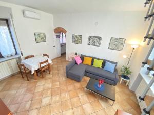 an overhead view of a living room with a couch and a table at La DISCOGRAFICA, Spaziosa per Gruppi e Famiglie, vicina al Parco Acquatico Leolandia in Trezzano Rosa
