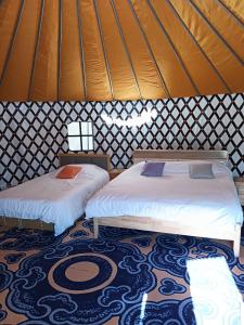 a bedroom with two beds in a yurt at mountain glambing in Tappen