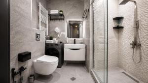 a bathroom with a toilet and a sink and a shower at Gori Palace - Modern Apartments in City Centre in Gori +27 photos