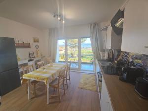 a kitchen and dining room with a table with chairs at Sunny Premium in Cristian