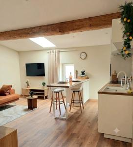 a kitchen and living room with a counter and a table at Studio cosy Le3bis proche Cap d'Agde in Bessan