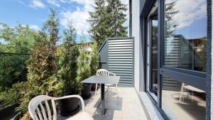 a patio with a table and chairs on a balcony at Salt Oasis Apartment Tuzla in Tuzla +1 photo