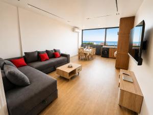 a living room with a couch and a table at Belle appart in Aguemoun Taïda