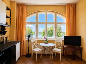 a kitchen with a table and a large window at Villa am Peetzsee Unterkunft am See in Grünheide mit Parkplatz, Self Check-in, Küche, WLAN, Nähe Tesla Berlin in Schlangenluch
