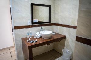 a bathroom with a sink and a mirror at ZAMORA EJECUTIVO EXPRESS in Zamora de Hidalgo +11 photos