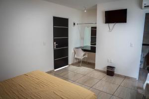 a bedroom with a bed and a desk in a room at ZAMORA EJECUTIVO EXPRESS in Zamora de Hidalgo