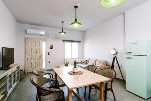 a kitchen and living room with a table and chairs at Nomad apartment in Chóra