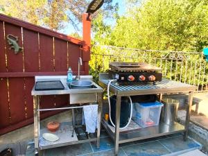 a grill on a table next to a fence at Etage privatif chez Corinne in Russan +49 photos