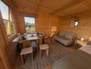 a room with a table and a couch in a cabin at Skyline cabin in Bugle