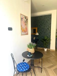 a table and chairs in a room with a plant at B&B La Rotonda in Frattamaggiore