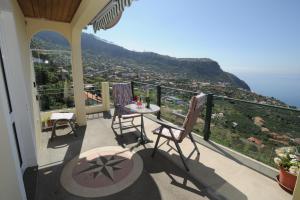 einen Balkon mit einem Tisch und Stühlen sowie Aussicht in der Unterkunft Casa Daniela in Calheta