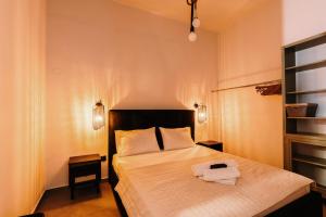 a bedroom with a bed with two towels on it at Nomad apartment in Chóra