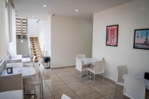 a dining room with white chairs and a table at ZAMORA EJECUTIVO EXPRESS in Zamora de Hidalgo