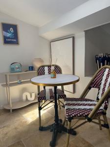 a table and two chairs in a room at Santorin étoilé- hyper centre in Sanary-sur-Mer +24 photos
